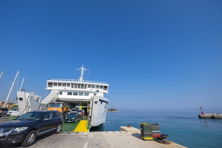 Ferry naar het eiland Brac