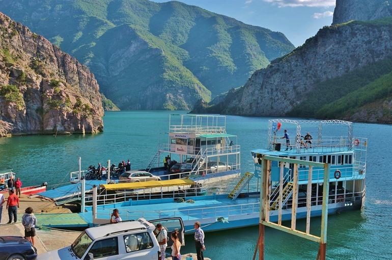 Ferry op het Komanimeer in Albanië