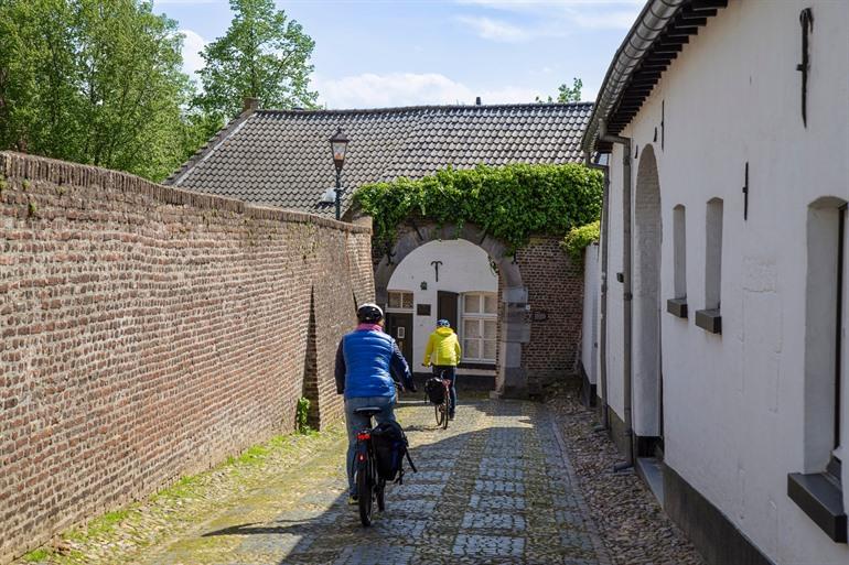 Fietsen door de smalle straatjes