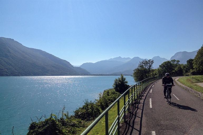 Fietsen langs het meer van Annecy