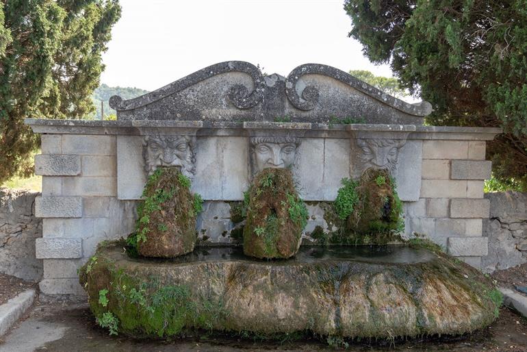 Fontaine aux Trois Masques, op weg naar het kasteel van Lourmarin