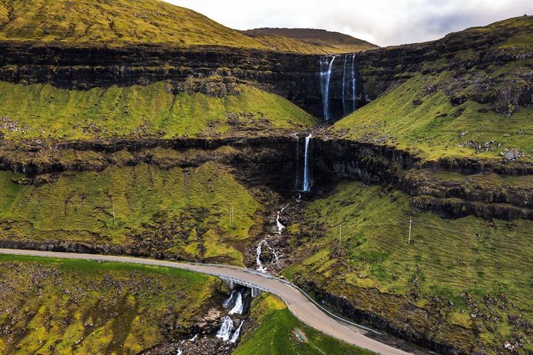 Fossa waterval vlakbij Tjørnuvík, eiland Streymoy