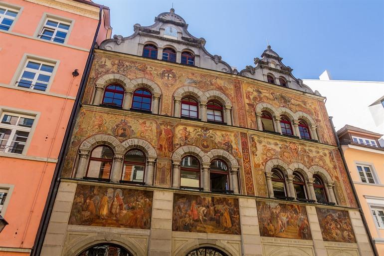 Fresco's op de gevels van oude gebouwen in Konstanz