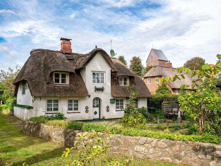 Friese huizen met hun karakteristieke daken in Nieblum, Föhr