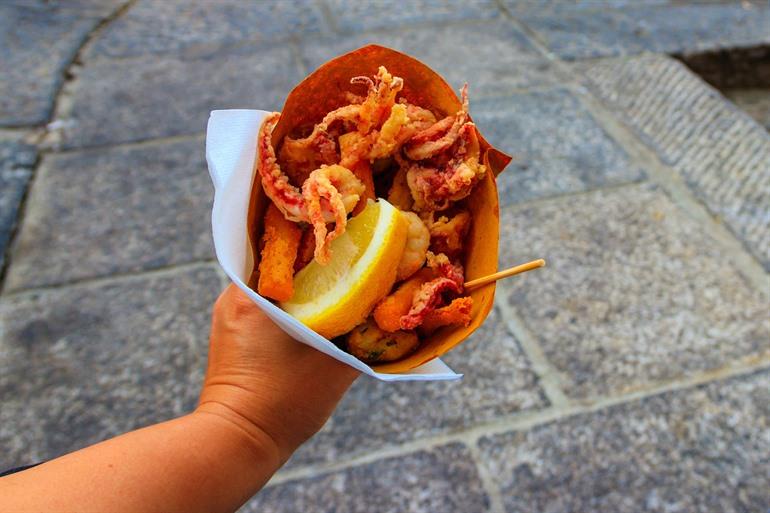 Fritto misto proeven, gefrituurde snacks