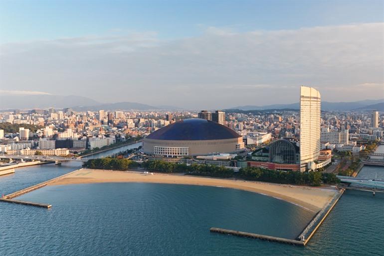 Fukuoka Dome aan de kust