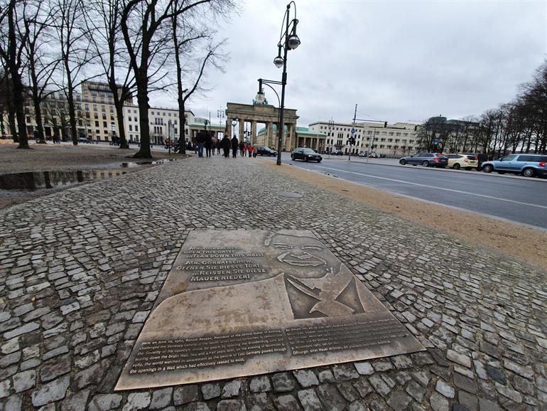 Gedenkplaat Reagan: Tear down this wall