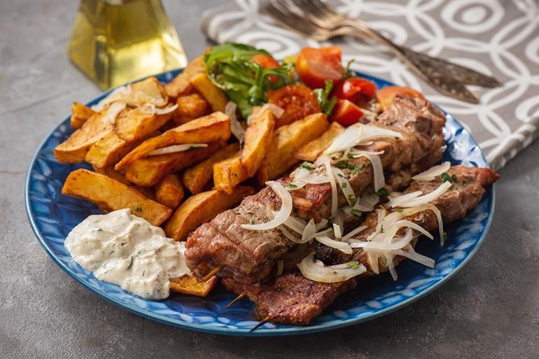 Gegrilde Souvlaki met frietjes en een heerlijke tzatzikisaus