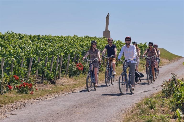Geniet van een fietstocht door het platteland van de Champagne met zicht op de wijngaarden