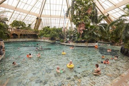 Geniet van een frisse duik in het zwembad van Center Parcs De Eemhof