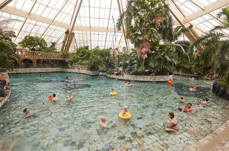 Geniet van een frisse duik in het zwembad van Center Parcs De Eemhof