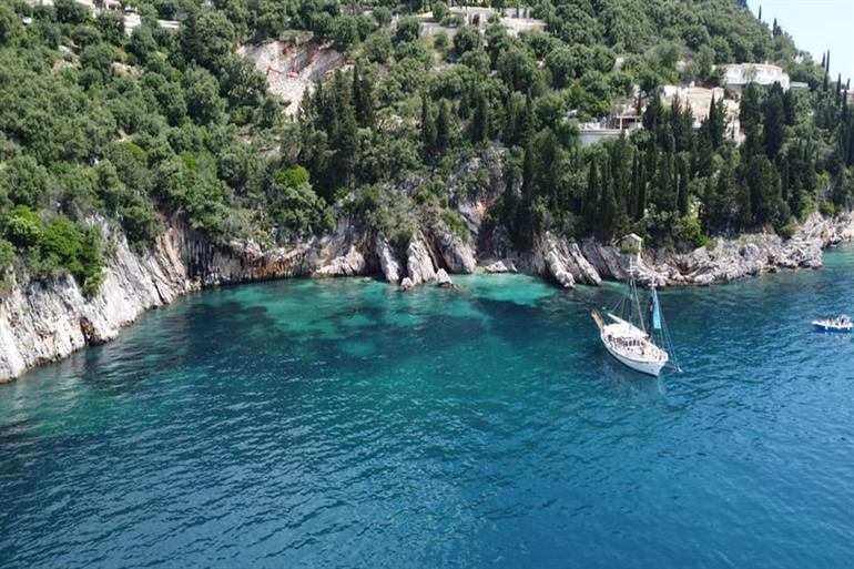 Geniet van een gezellige boottocht rond Corfu met lunch, drankjes en zwemmen inbegrepen