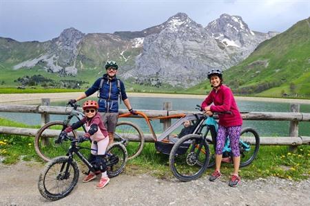 Geniet van een mountainbiketocht langs de oevers van het meer