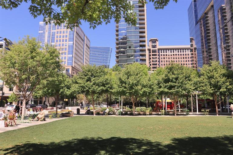 Genieten van het zonnetje in Klyde Warren Park