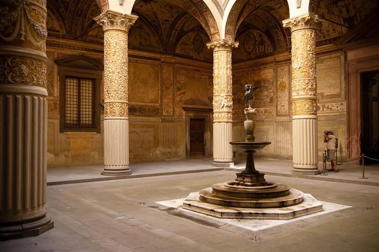 Gevleugelde jongen met een dolfijn