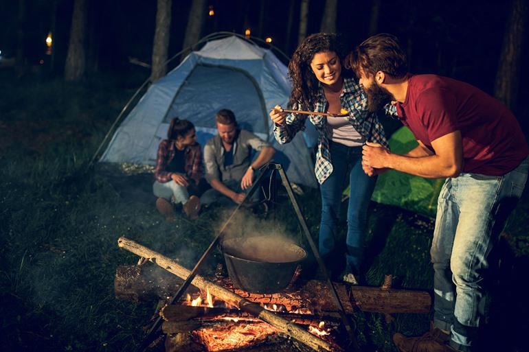 Gezellig met vrieden rondom het kampvuur