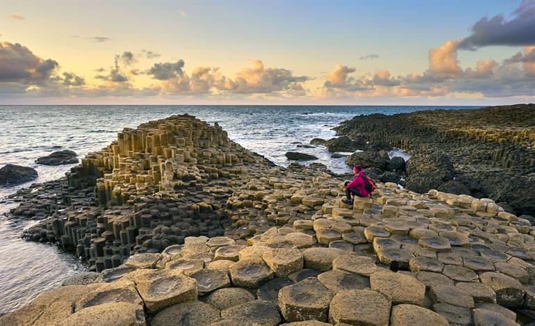 Giant’s Causeway bezoeken bij zonsondergang, Noord-Ierland