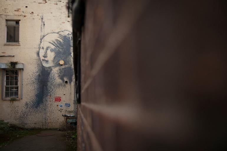 Girl with the Pierced Eardrum van Banksy