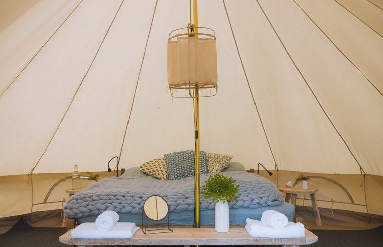 Glampingtent in Nes boeken