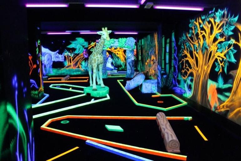 Goolfy blacklight minigolf in Blankenberge