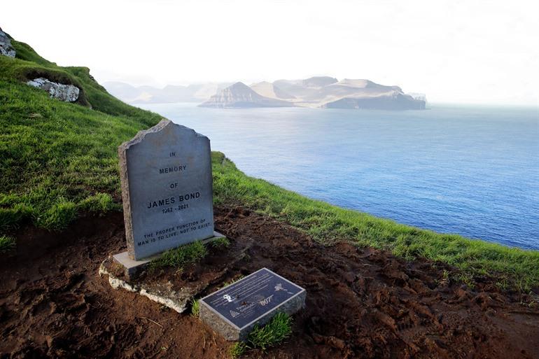 Grafsteen van James Bon bij vuurtoren Kallur op het eiland Kalsoy