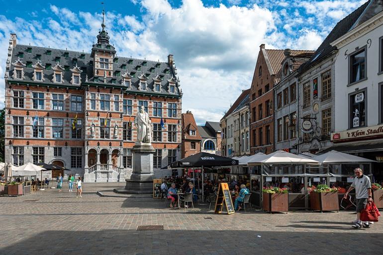 Grote Markt van Halle met het Servais standbeeld, Pajottenland
