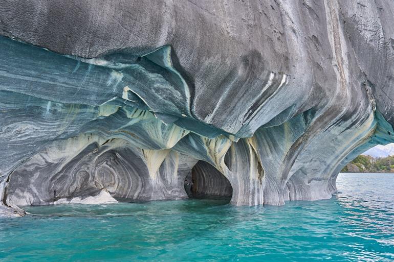 Grotten aan de rand van het meer