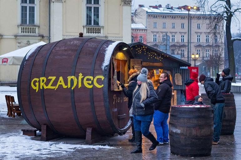 Grzaniec kraampje op een kerstmarkt in Krakau