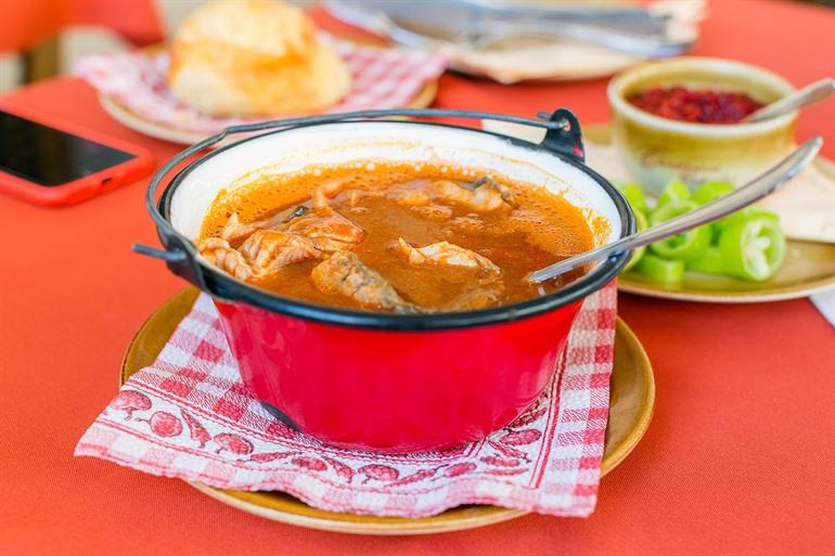 Halászlé, een heerlijk vissoepje uit de Hongaarse keuken