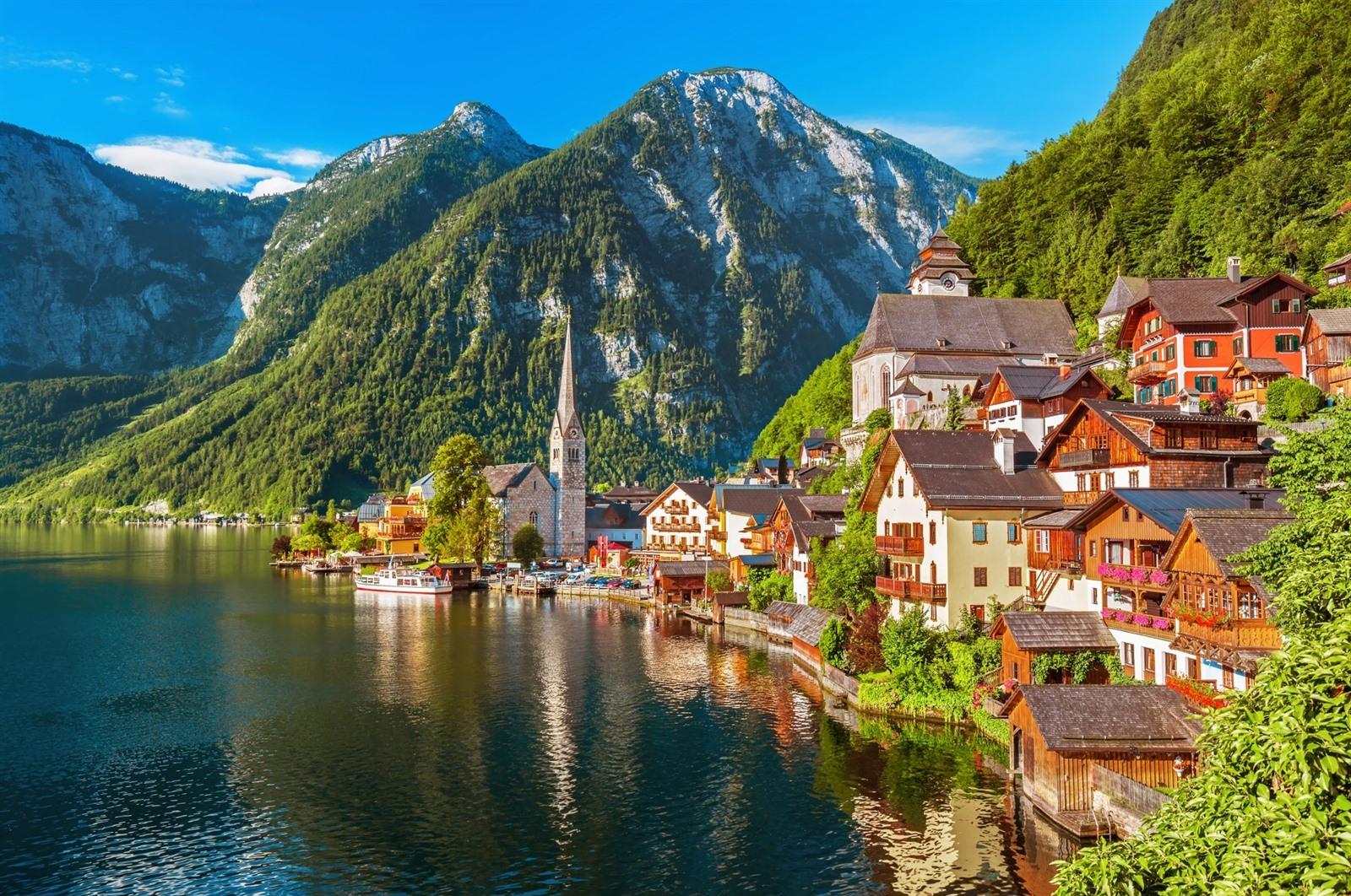 Should You Visit Hallstatt or Innsbruck? A Comparison of Two Top Austrian Destinations