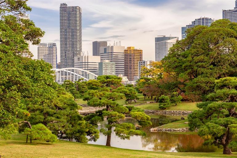 Hamarikyu-tuinen met wolkenkrabbers in Tokio