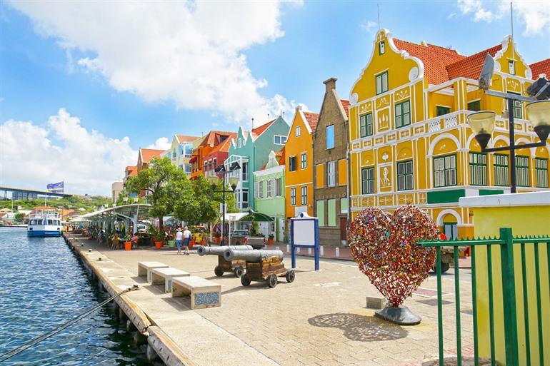 Handelskade in Curaçao met de iconische kleurrijke gevels, ABC-eilanden