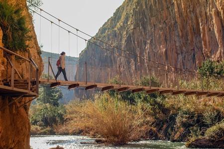 Hangbrug over de Turia-rivier in Chulilla
