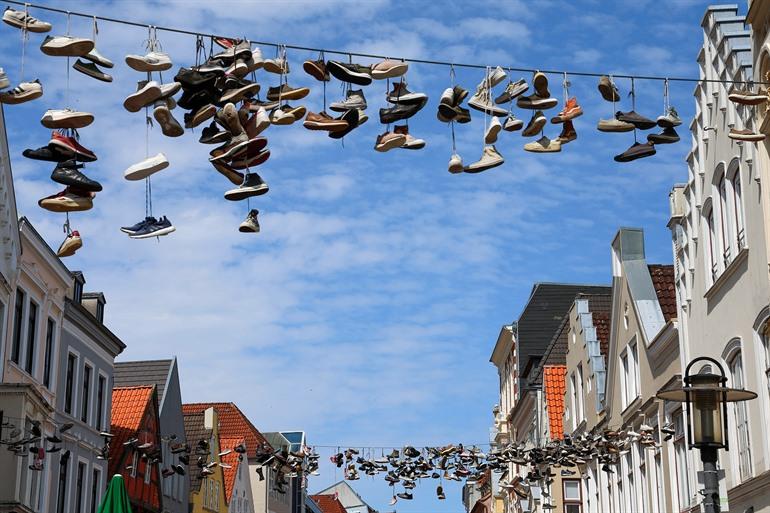 Hangende schoenen in de Norderstraße, Flensburg