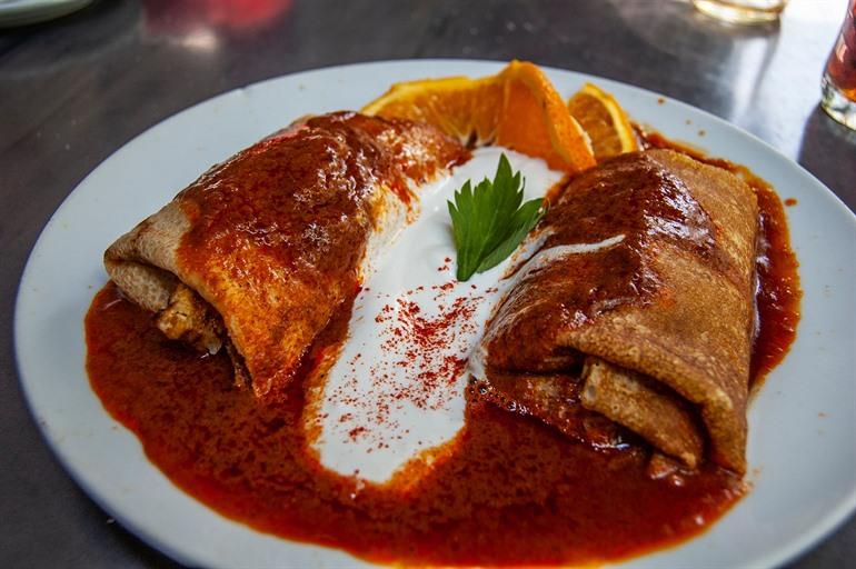 Hartige Hongaarse pannenkoeken gevuld met gehakt