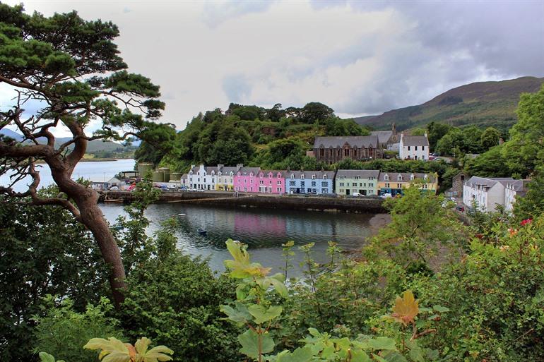 Haven van Portree met de gekleurde huisjes, Schotland