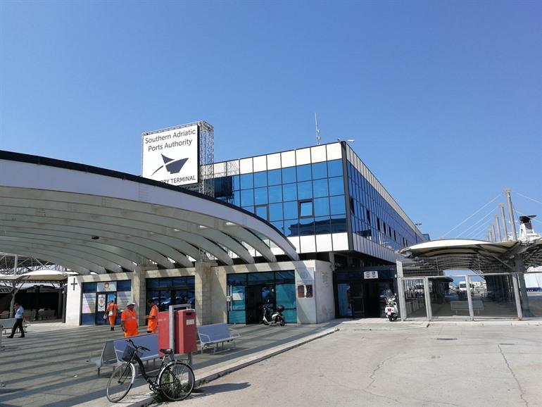 Haventerminal van de Molo San Vito in Bari