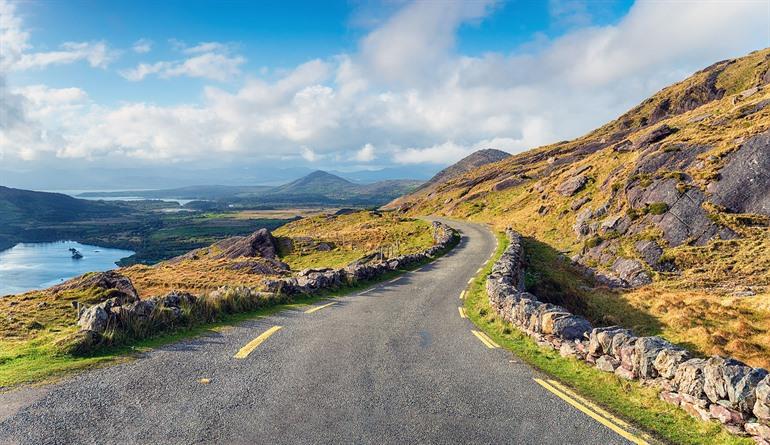 Healy Pass door de Caha-bergketen, Ierland