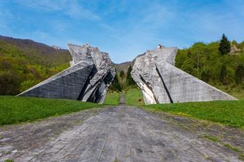 Herdenkingscomplex voor de Slag om Sutjeska in het nationaal park Sutjeska, Bosnië