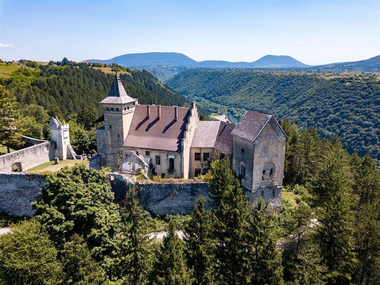 Het 13e-eeuwse Ostrožac-kasteel bezoeken, Bosnië