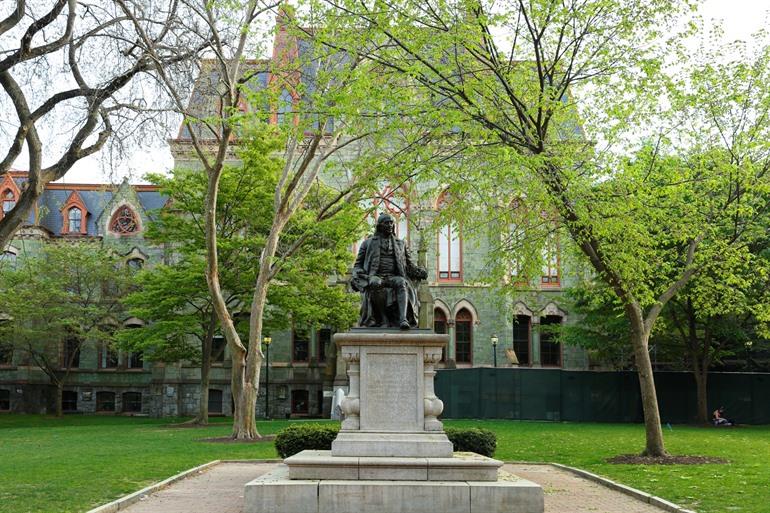 Het Benjamin Franklin standbeeld bij de campus