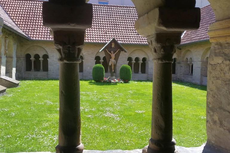 Het binnentuintje aan de Busdorfkirche