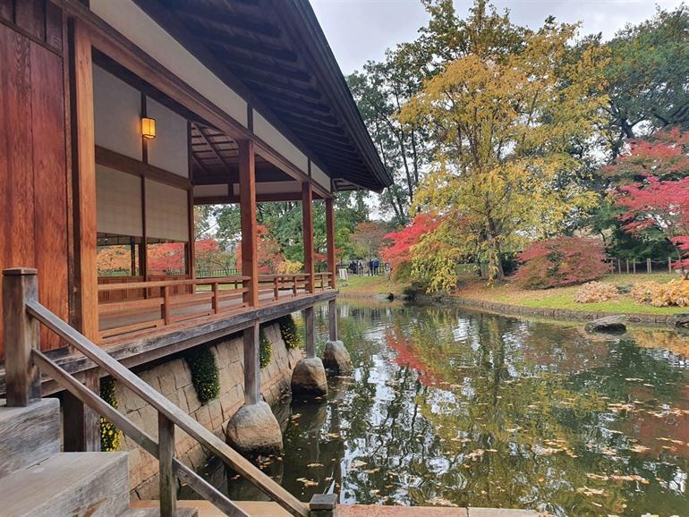 Het ceremoniehuis aan het water