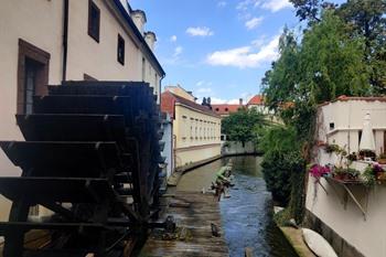 Het Certovka waterrad in Praag