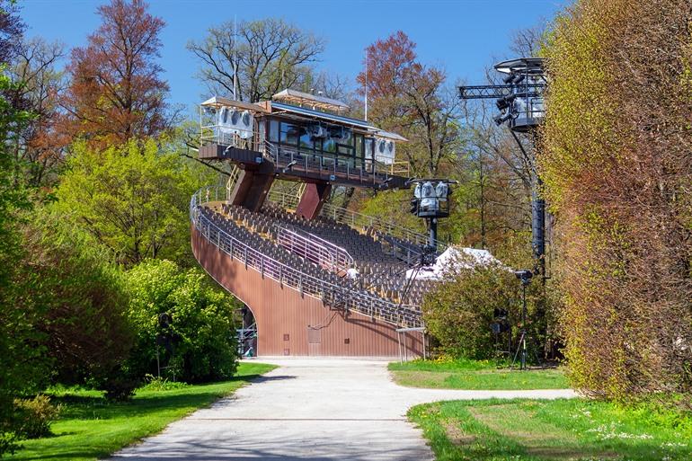 Het draaiend auditorium in de kasteeltuin