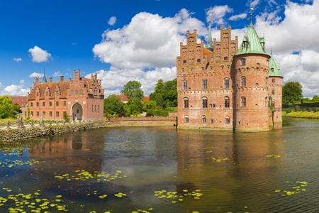 Het Egeskov Slot op het eiland Funen