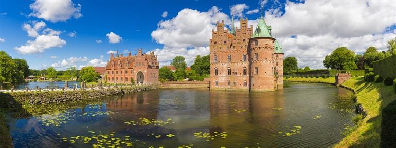 Het Egeskov Slot op het eiland Funen