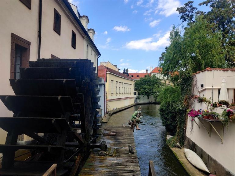 Het Čertovka waterrad bij de liefdesbrug in Praag
