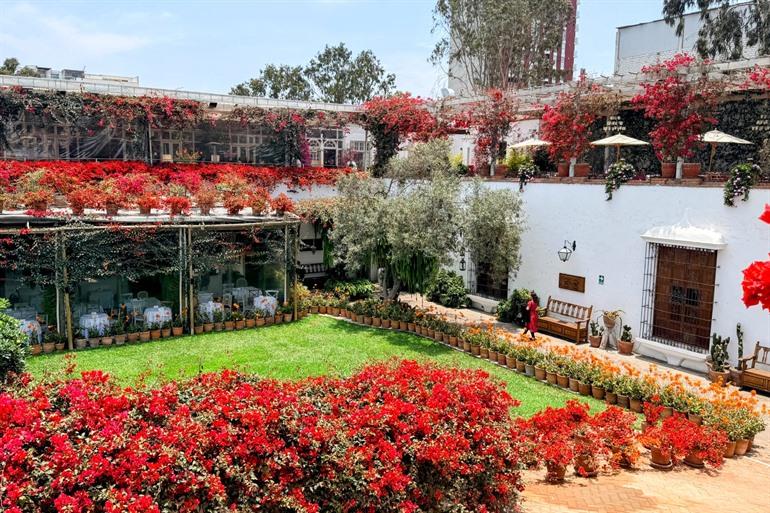 Het fleurige binnenplein van het Museum