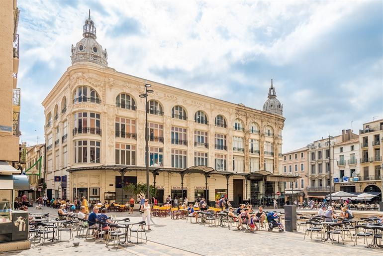 Het gezellige Place de l'Hôtel de Ville van Narbonne